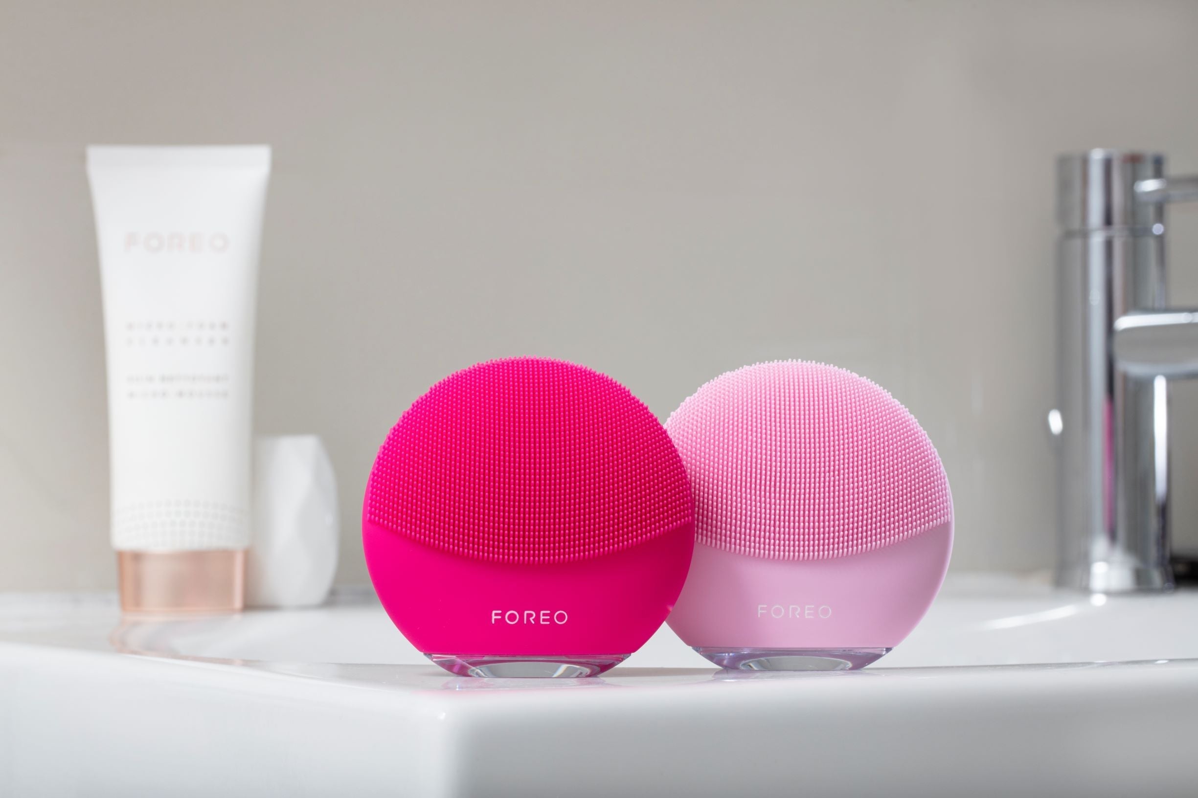 FOREO LUNA mini 3 Smart Facial Cleansing Massager Fuchsia