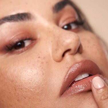 Huda Beauty – Power Bullet Cream Glow Hydrating Lipstick – Money Maker