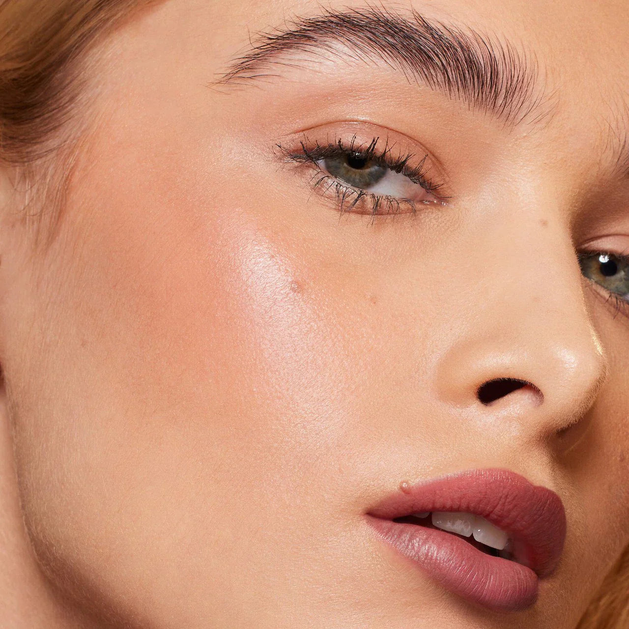 HUDA BEAUTY Lip Blush Cream Lip & Cheek Stain- Berry Kiss